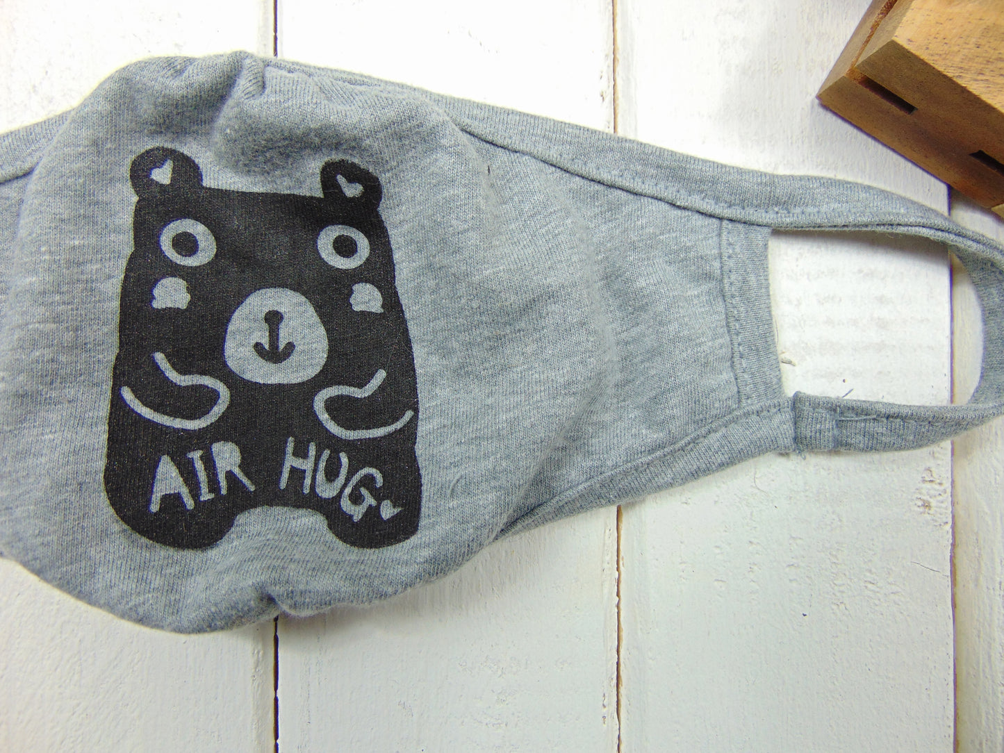 Art Mina Youth Face Mask "Air Hug Bear"