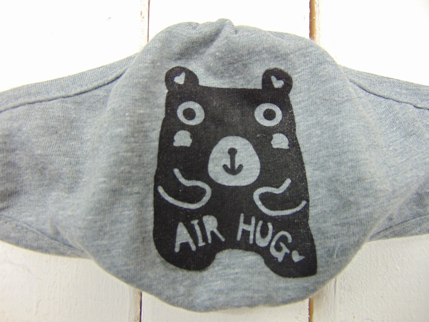 Art Mina Youth Face Mask "Air Hug Bear"