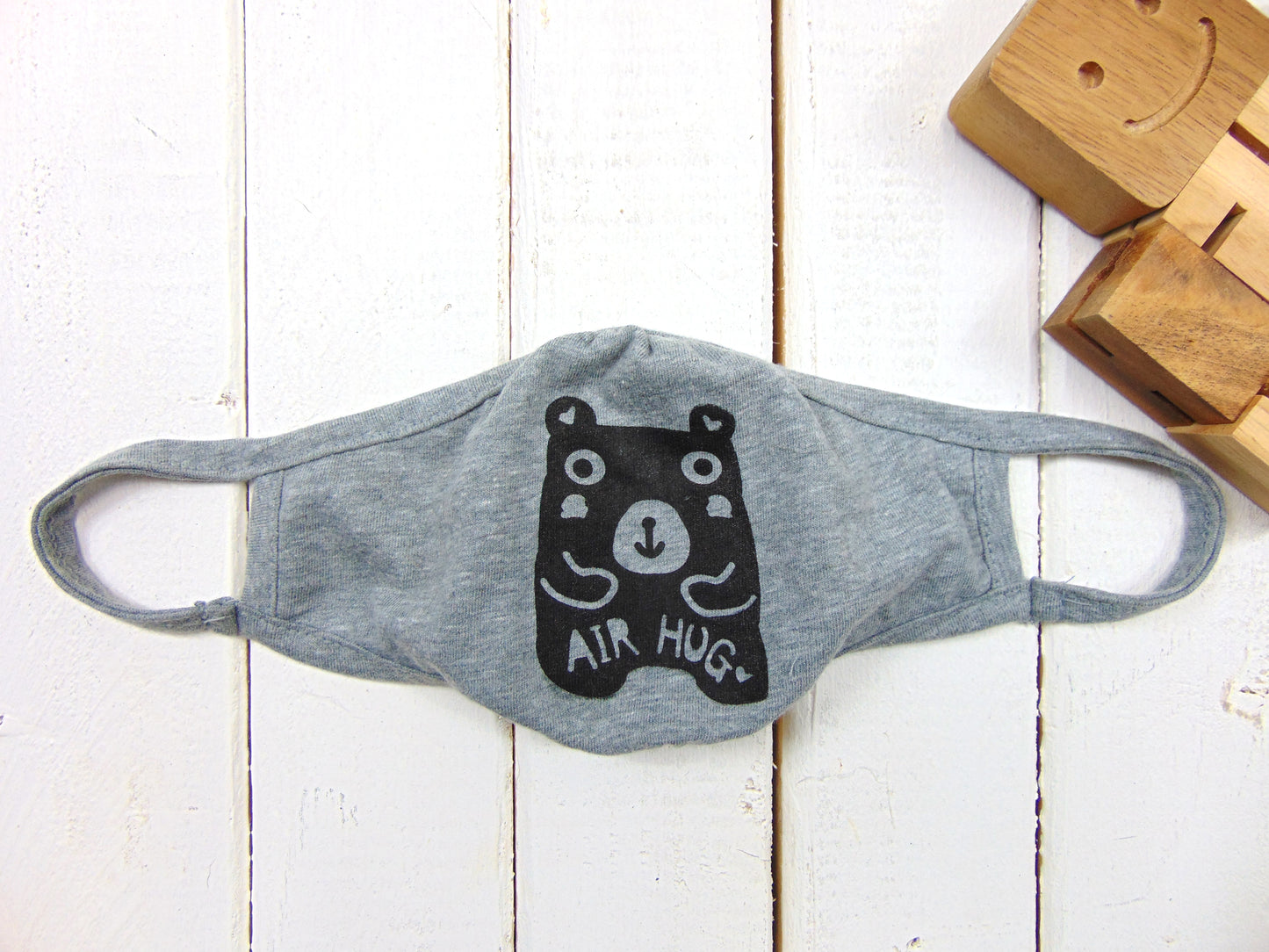 Art Mina Youth Face Mask "Air Hug Bear"