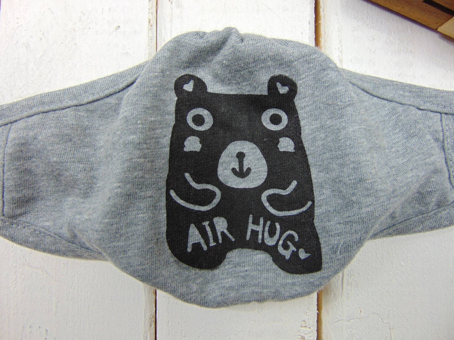 Art Mina Youth Face Mask "Air Hug Bear"