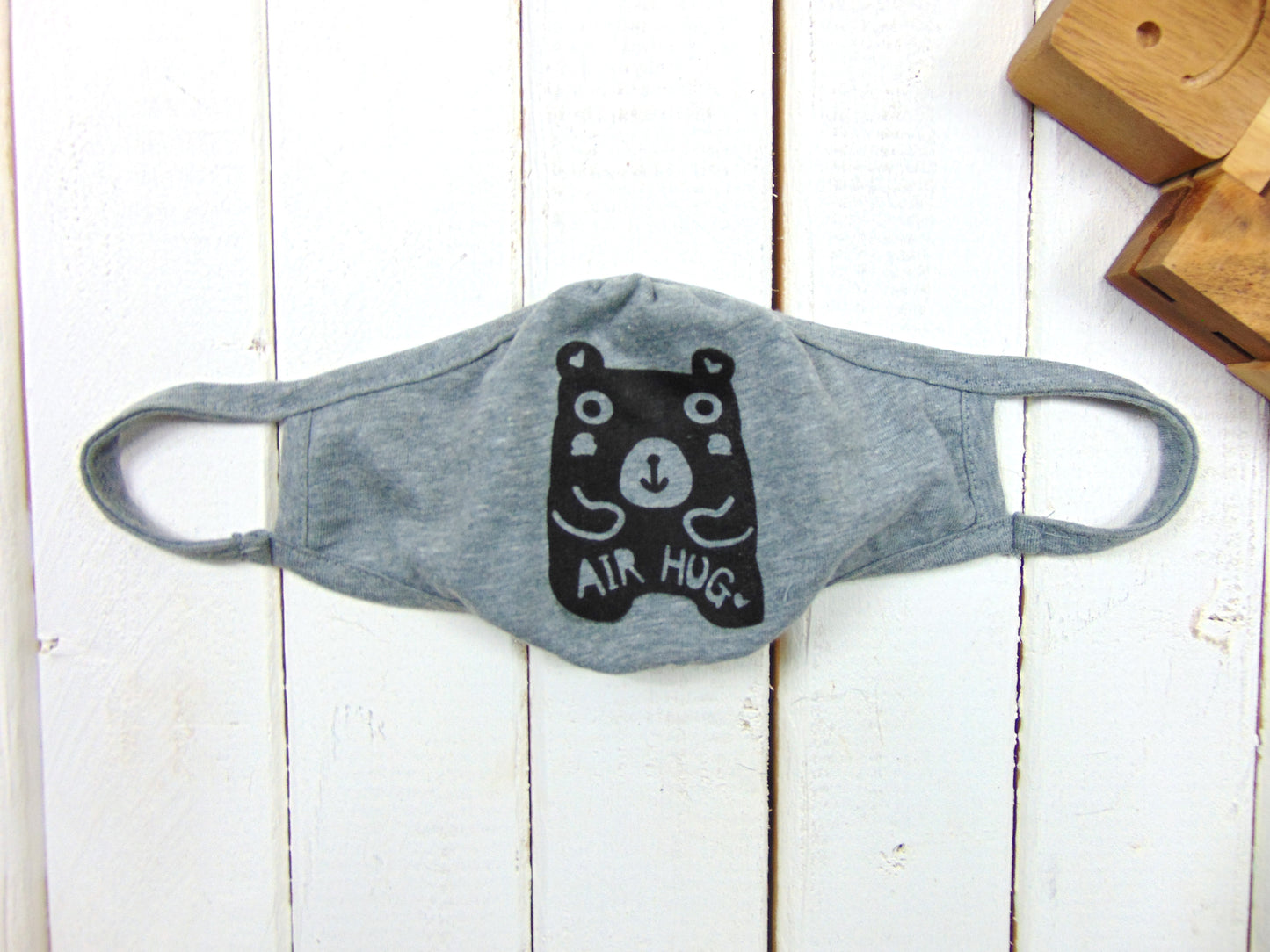 Art Mina Youth Face Mask "Air Hug Bear"